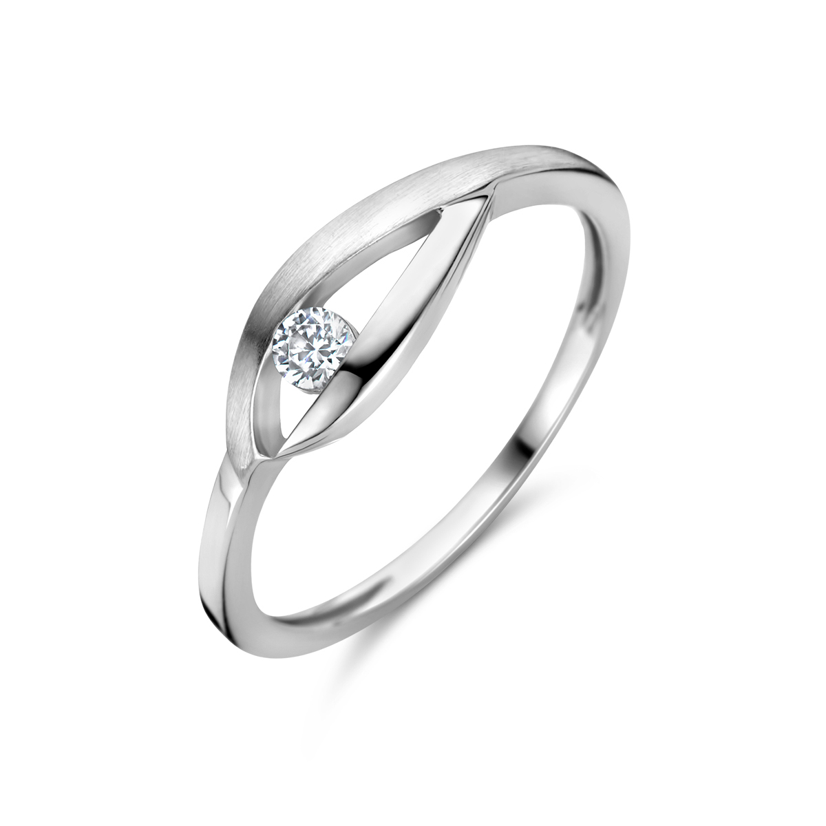 Gerhodineerd 925 zilveren ring uitgevoerd met zirkonia. De ring heeft een breedte van 5.5mm.