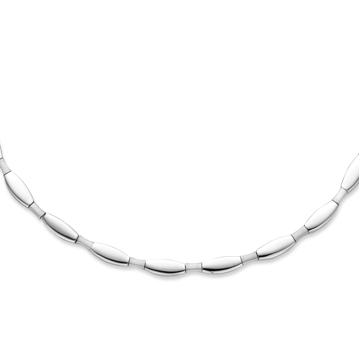 Gerhodineerd 925 zilveren collier met een draaglengte van 43cm. De schakelbreedte is 5.5mm. Uitgevoerd met een karabijn sluiting.