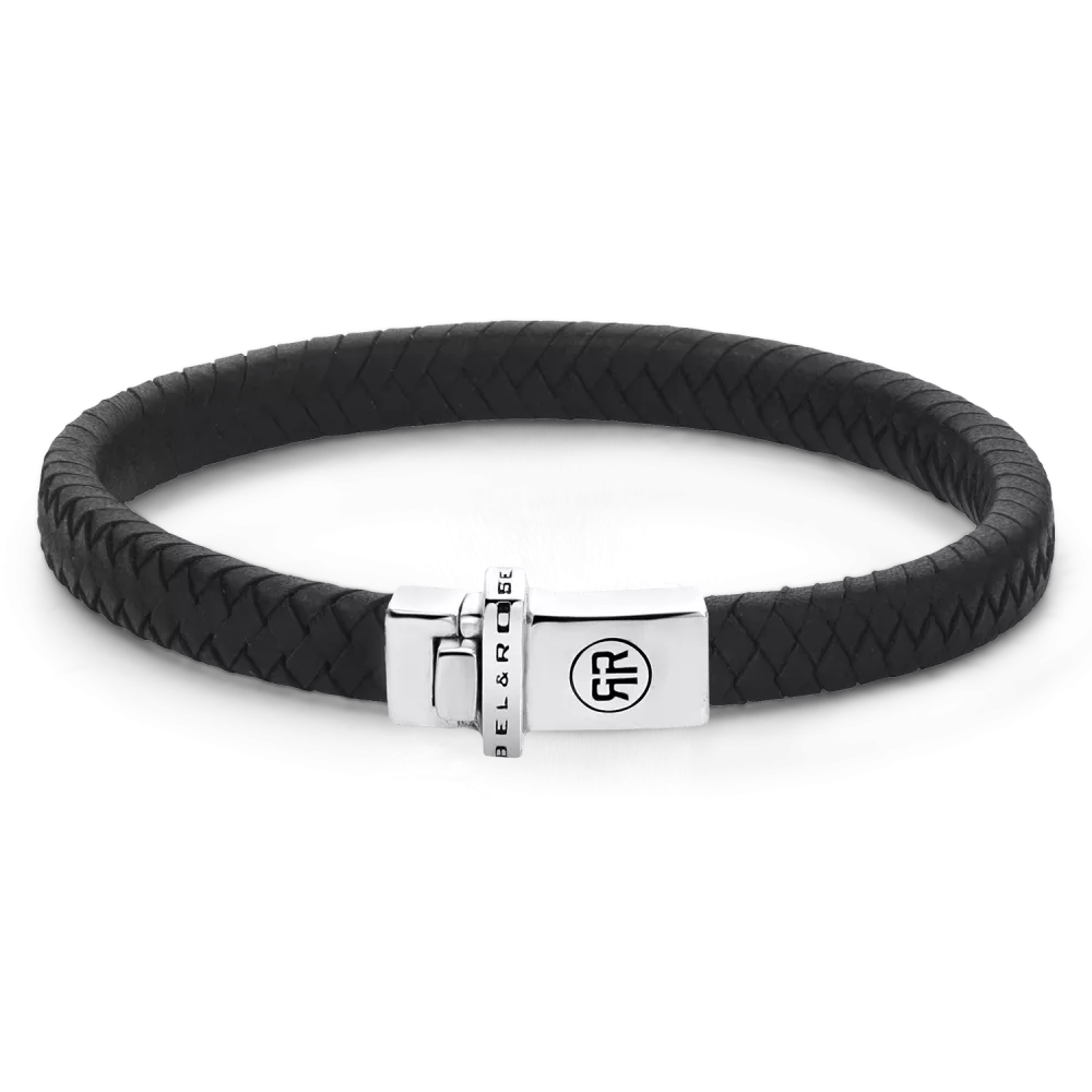 De Small Braided armband van Rebel en Rose is een handgemaakte armband met volledig zilveren sluiting. Het zwarte leer is 7mm breed en met veel zorg en vakmanschap gelooid door de ambachtslieden van Rebel en Rose. Prachtig rundleer dat mooier en soepeler wordt naarmate je het langer draagt. Ze doen het perfect in combinatie met onze  Zilveren armbanden, ringen en kralen armbanden. Het leer moet worden ‘ingedragen’ dus mag in het begin iets strakker zitten dan je zou willen. Meet je polsomtrek op en kijk in de maattabel voor de juiste keuze.

Modelnaam	Small Braided Black
Modelnr.	RR-L0139-S-M
Collectie	Bracelets Leather Zilver
Type sieraad	Armband
Kleur	Zwart
Sluiting	Zilver
Materiaal	Zilver
Steenkleur	Zwart
Afwerking	Polish
Breedte (mm)	7mm
Garantie	6 maanden