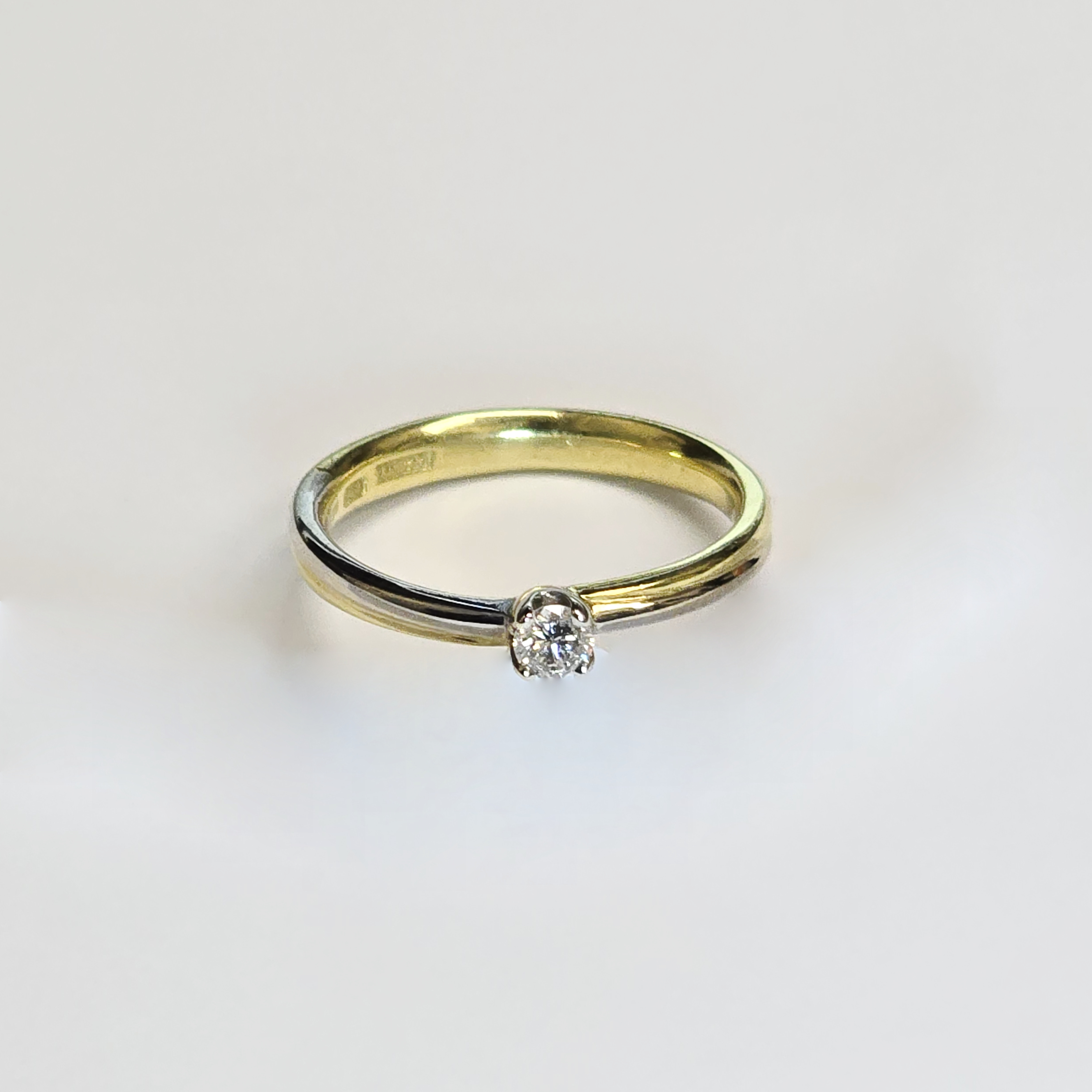 Prachtige bicolor 18 kt. gouden solitairing met 0, 15 ct briljant geslepen diamant