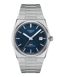 In 1978 creëerde Tissot een quartz-model, dat werd gekenmerkt door een platte, tonneau-vormige kast, smalle indexen en een stalen armband. Een paar jaar later registreerde Tissot de naam PRX. "PR" staat voor "precies" en "robuust". De "X" staat voor het Romeinse cijfer tien en voor de druk van 10 bar, wat overeenkomt met een diepte van 100 meter, tot waar het horloge waterdicht bleef. In 2021 presenteerde Tissot de PRX 40 205, met de nummers onder vermelding van het productnummer dat het horloge destijds droeg. Het is een moderne versie van het vorige model. De 316L roestvrijstalen kast van de Tissot PRX 40 205 heeft een diameter van 40 mm. Het heeft een lichte tonneau-vorm en is versierd met een smalle, ronde ring. Aan de zijkanten wisselen verticaal geborstelde, afgeronde afwerkingen af met gepolijste facetten. De Tissot PRX 40 205 Powermatic 80 is uitgerust met een wijzerplaat met een honingraatmotief in combinatie met vernikkelde indexen en wijzers. Er is ook een variant met roségoudkleurige indexen en wijzers - een kleurencombinatie die ook doet denken aan eind jaren 70. Het meest opvallende kenmerk is de rij grote schakels die de hele breedte in beslag nemen. De flexibiliteit en soepelheid maken het tot een echt succes van ergonomisch ontwerp en zorgen voor een buitengewoon draagcomfort. De gesatineerde afwerking aan de buitenkant is net zo zorgvuldig uitgevoerd als het polijsten van de binnenkant. De wijzers van de PRX 40 205 zijn voorzien van een SuperLumiNova® coating en worden met een zeer kleine tussenruimte op elkaar geplaatst. Hierdoor kan de wijzerplaat dichter bij het horlogeglas worden gebracht. Het optische effect dat door de ontwerpers van Tissot is bereikt, zorgt ervoor dat de kast van het horloge nog platter en slanker lijkt dan het in werkelijkheid is. De Tissot PRX Powermatic 80 heeft een krasbestendig, antireflecterend saffierglas en een achterkant van mineraalglas. Deze versie heeft een blauwe wijzerplaat met indexen en een 316L roestvrijstalen armband met een vlindervouwsluiting met pushers.