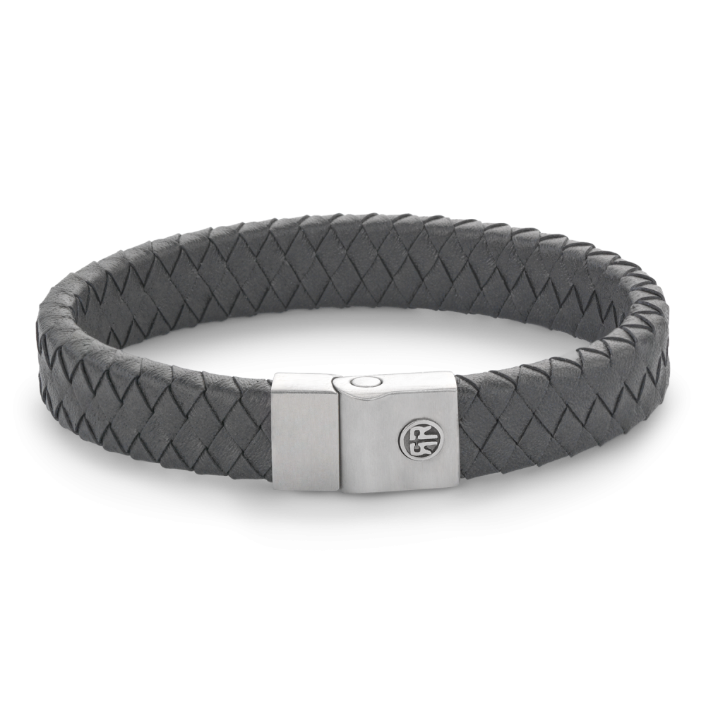 Deze Full Metal Premium armband van Rebel and Rose is een leren armband van 12 mm breed met een sluiting van edelstaal. Het R&R logo is in 3D op de sluiting aangebracht. De unieke (PSR*) sluiting bestaat uit twee delen die perfect in elkaar vallen, zonder dat daar hulpmiddelen als magneten voor nodig zijn. Het leer is met veel zorg en vakmanschap handmatig gelooid en gevlochten door de ambachtslieden van Rebel and Rose. 