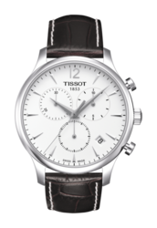 De serie Tissot Tradition geeft de hedendaagse moderne horlogemakerij een vleug van nostalgie en kenmerkt de technologie van nu door een vintage design. De hightech werking is perfect in evenwicht met de klassieke details en de subtiele retro-look. Afgemaakt door design elementen zoals guilloche decoratie en een zacht gebogen horlogekast. De Tissot Tradition belooft dragers eindeloze uren nauwkeurigheid.