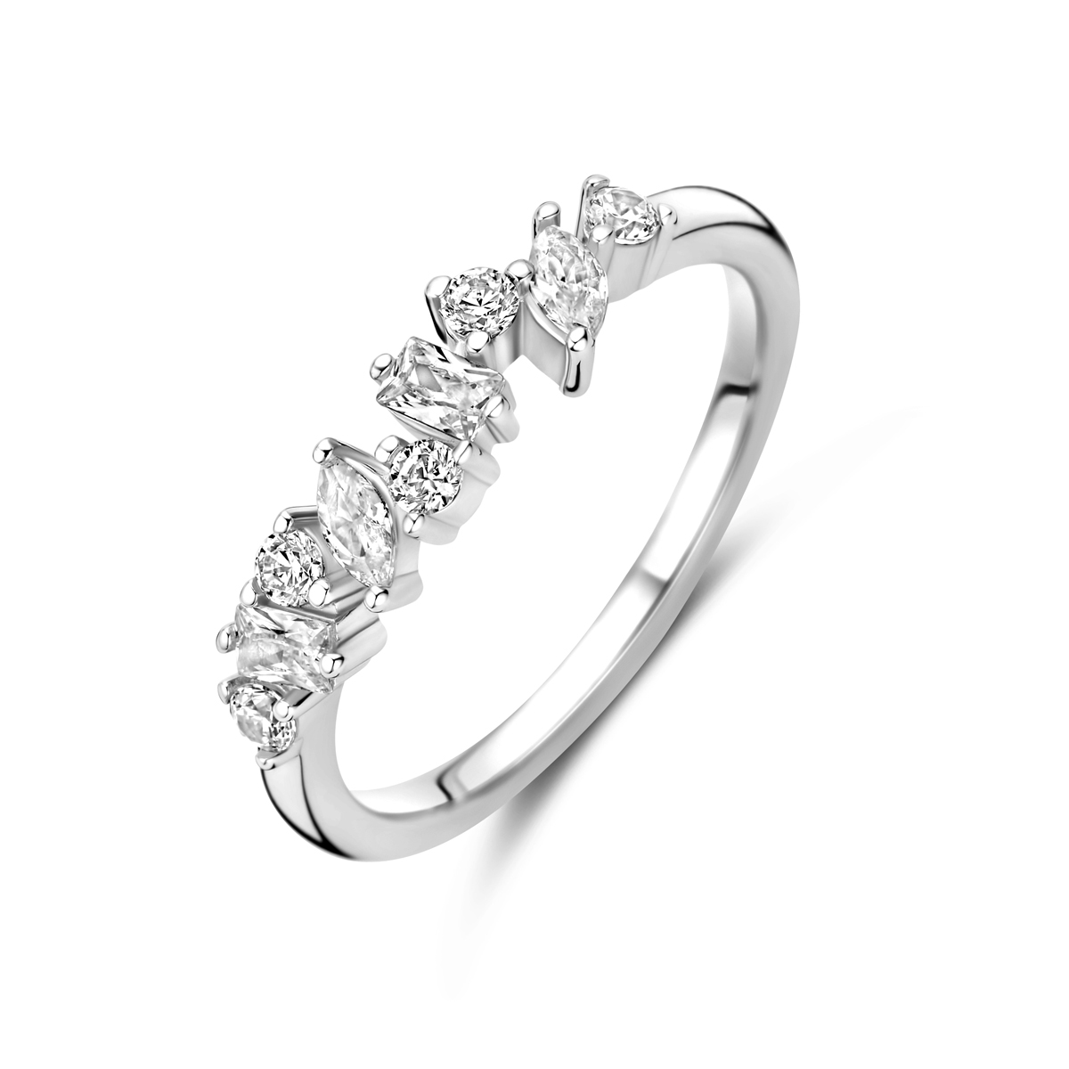 Gerhodineerd 925 zilveren ring uitgevoerd met zirkonia. De ring heeft een breedte van 5mm.