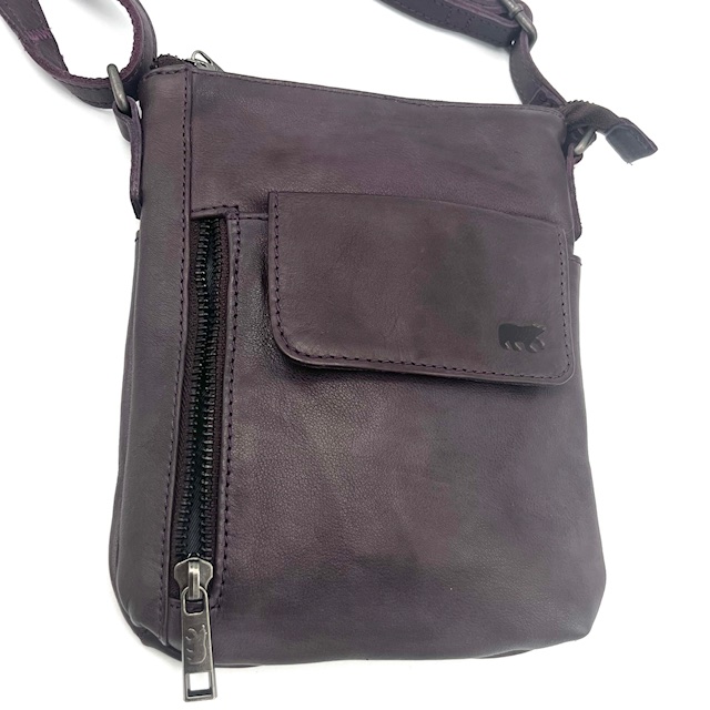 De BearDesign Davide schoudertas in Mid night Plum heeft een stijlvolle en moderne uitstraling met een tijdloos ontwerp. De tas is gemaakt van hoogwaardig leer en heeft een verstelbare schouderband voor optimaal draagcomfort. Met meerdere vakken en compartimenten biedt deze tas voldoende ruimte voor al je essentials. Draag hem als crossbody voor een trendy look of over de schouder voor een klassieke uitstraling. Met deze veelzijdige tas creëer je moeiteloos de perfecte outfit voor elke gelegenheid.