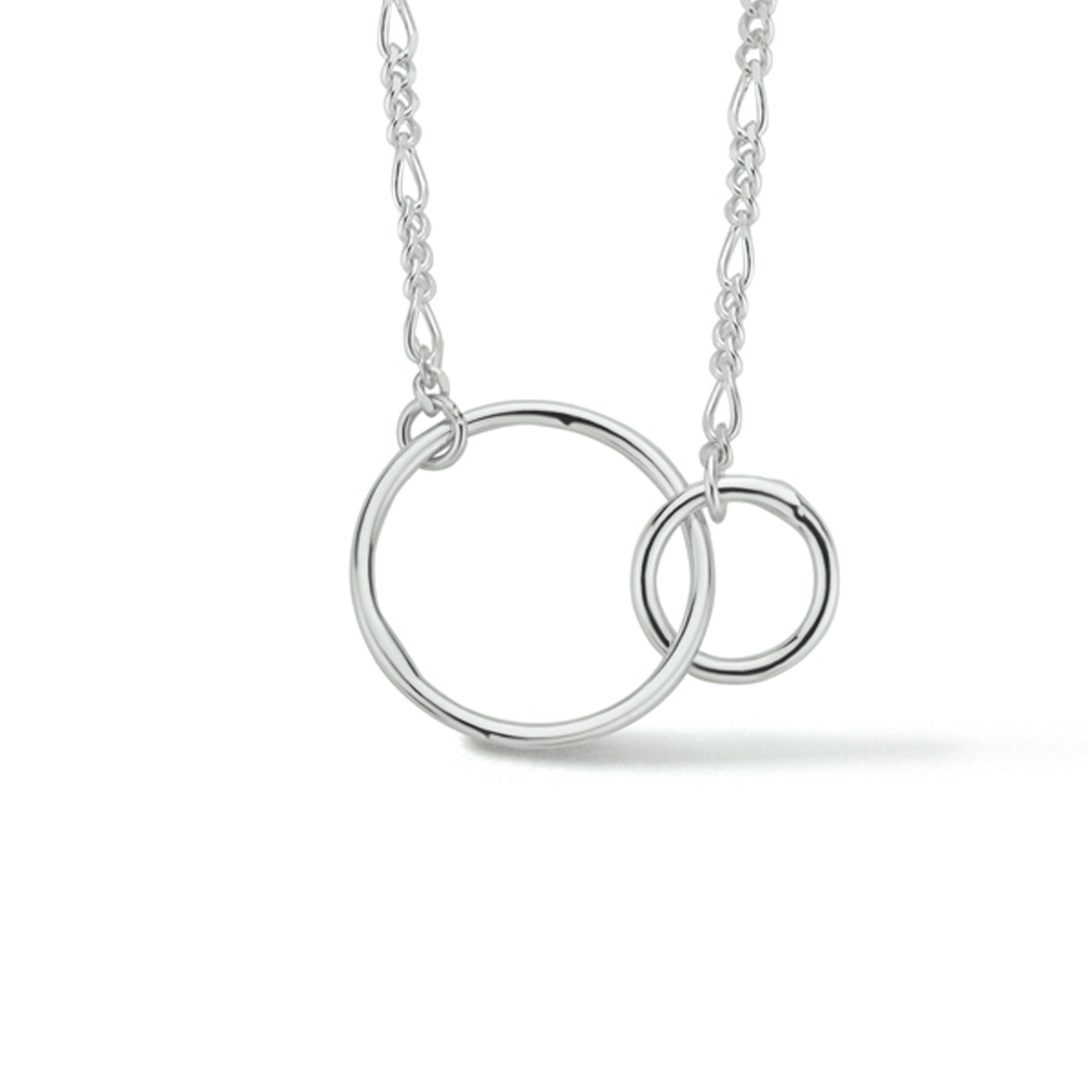 Gerhodineerd 925 zilveren figaro collier uitgevoerd met twee ronde hangers. Het collier heeft een draaglengte van 41cm met een extensie van 4cm.