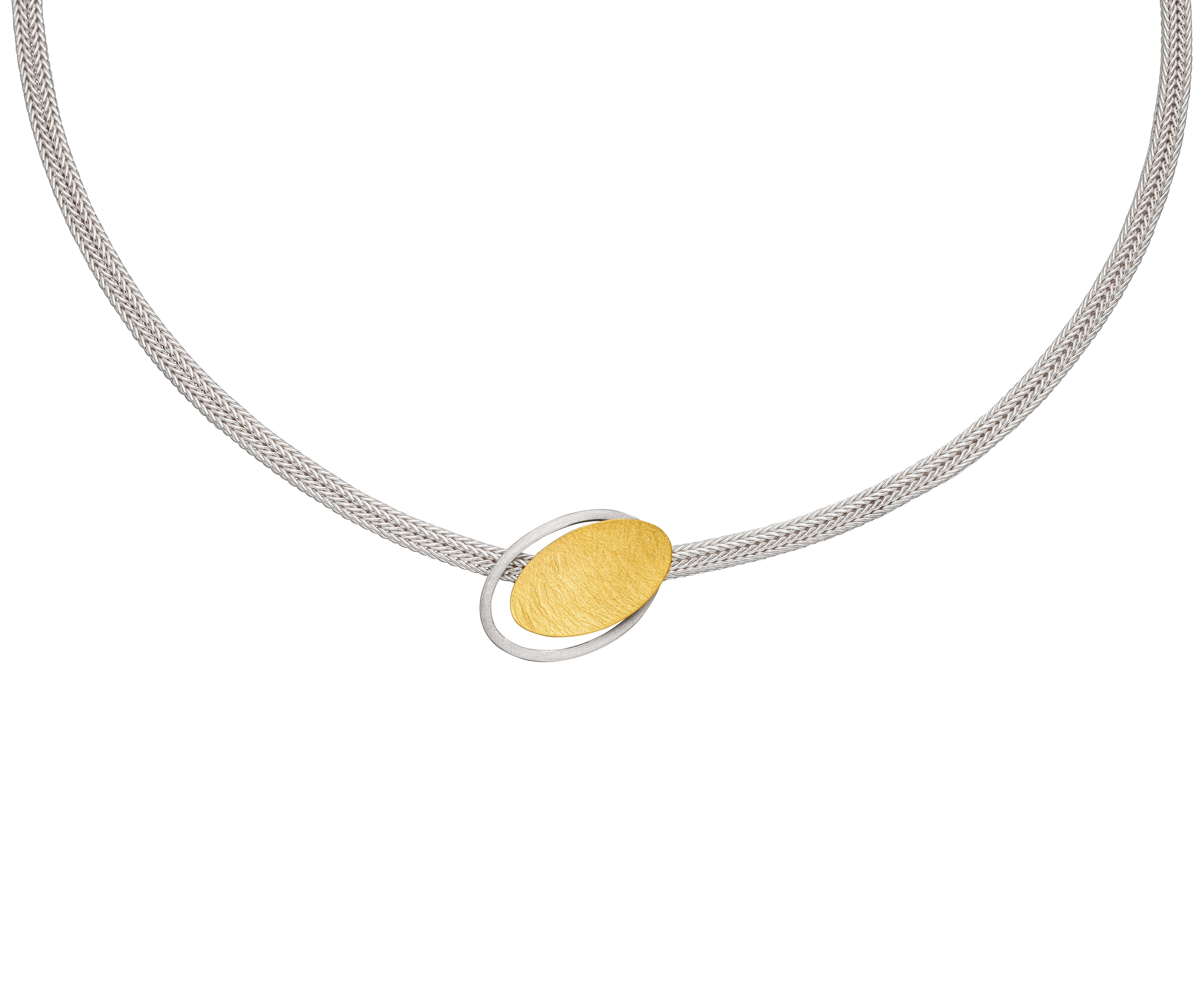 Prachtige choker met een lengte van 45 cm , tussenstuk van zilver met 18 kt. goud inleg