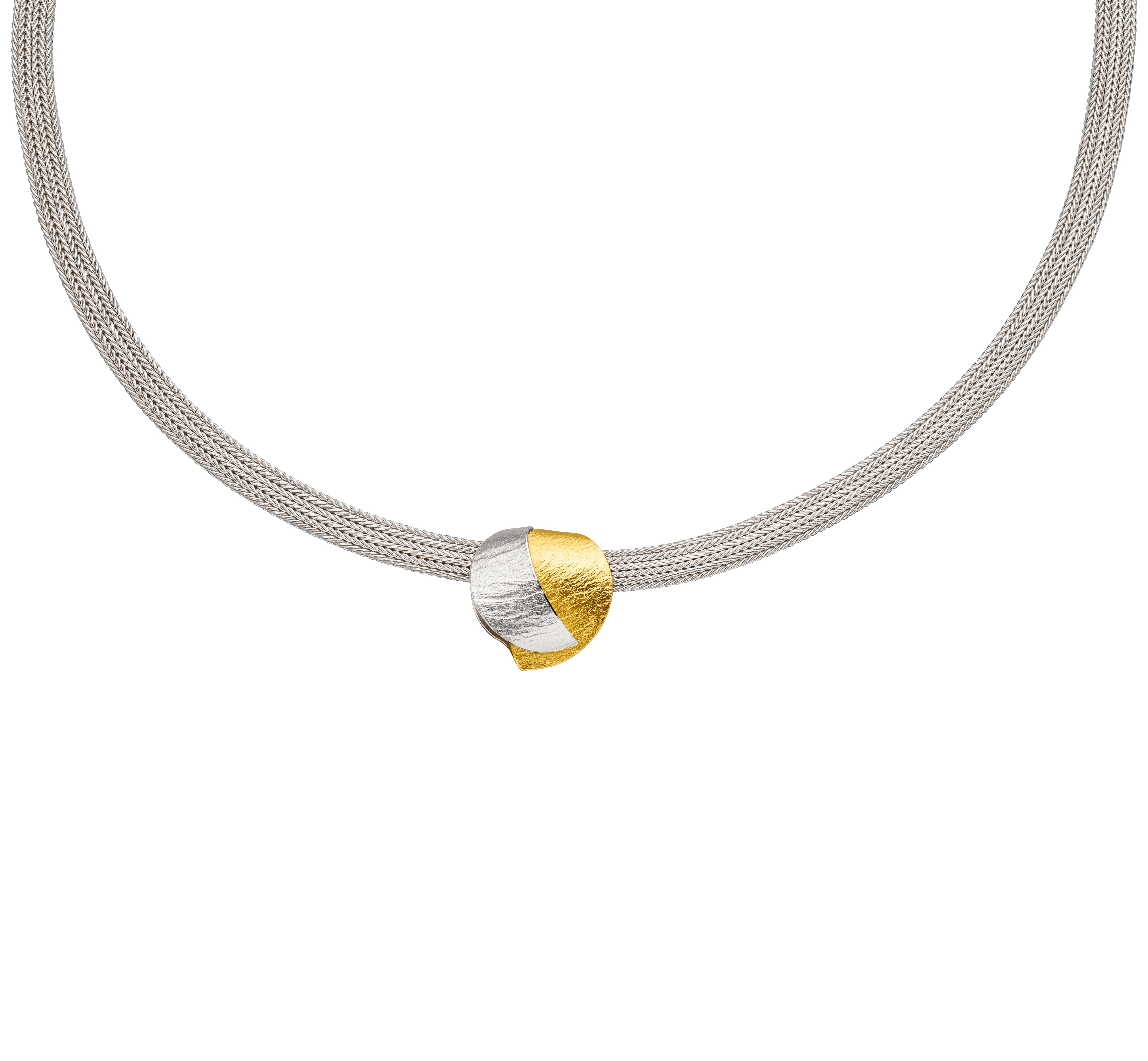 Choker  vossenstaart met tussenstuk van zilver met 18 kt. goudinleg.