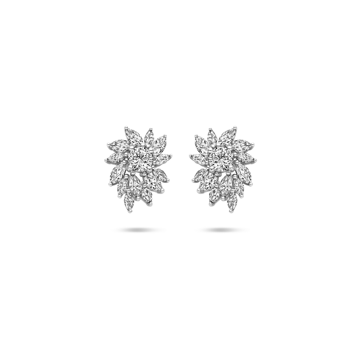 Gerhodineerd 925 zilveren oorknoppen voorzien van wit zirkonia. De oorknoppen hebben een afmeting van 18x14mm.