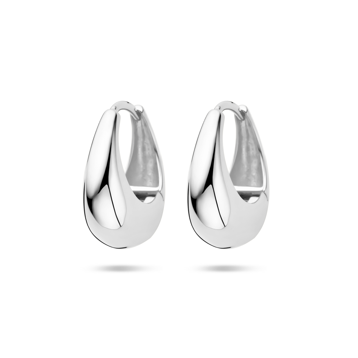 Gerhodineerd 925 zilveren klapoorringen. De oorringen hebben een afmeting van 19x7.5mm