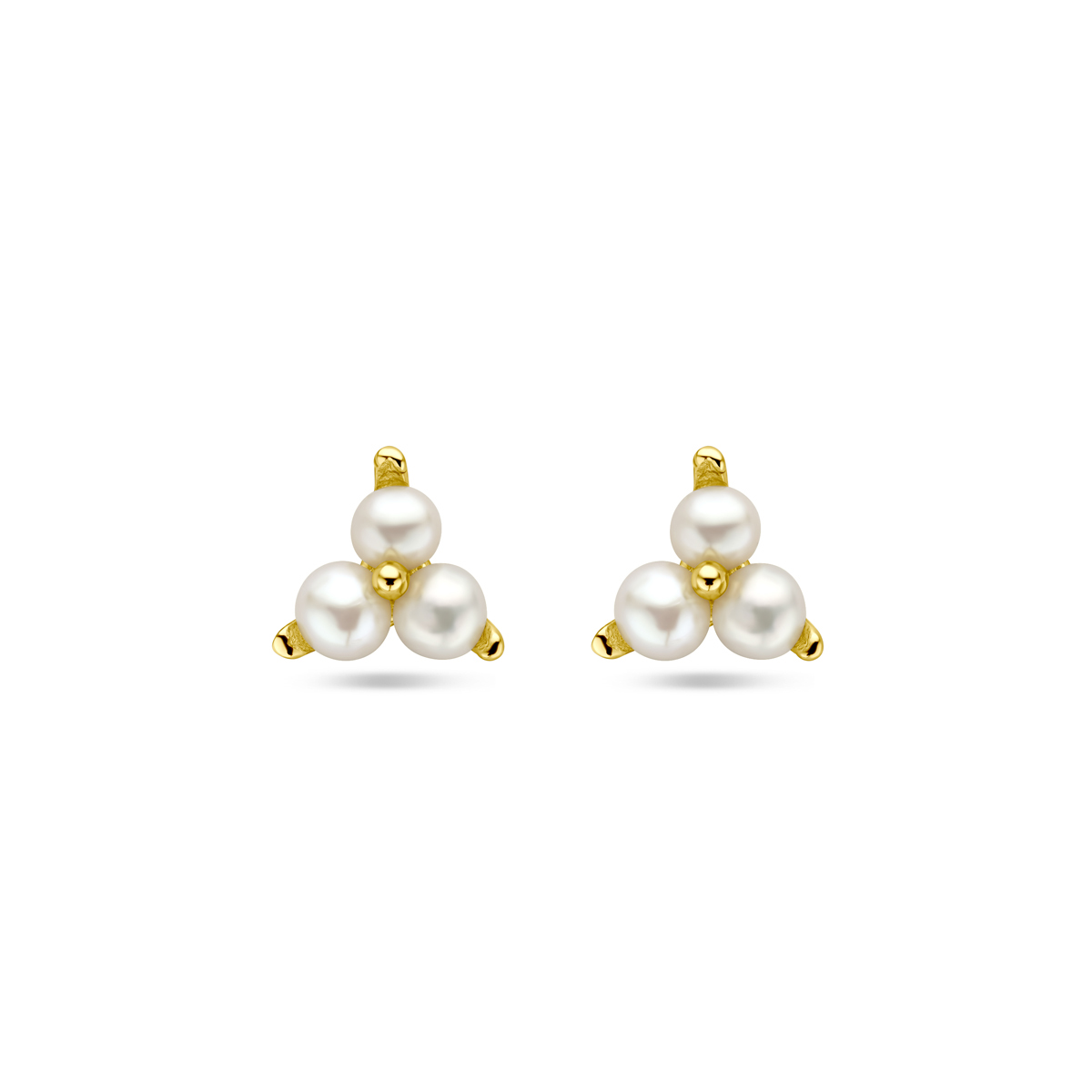 Geelgoud op 925 zilveren oorknoppen uitgevoerd met zoetwaterparels. De oorknoppen hebben een afmeting van 6x7mm. Geen garantie op de plating.