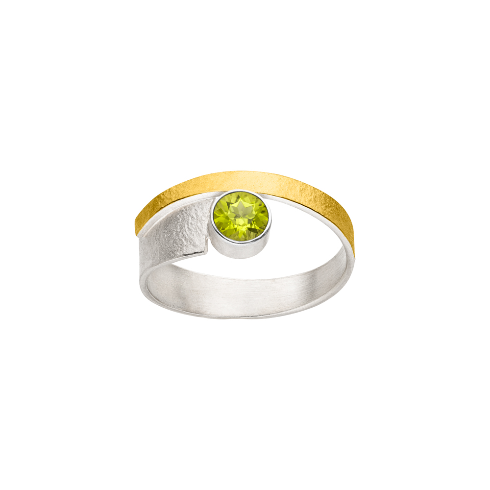 Zilveren ring met peridot steen en goudinleg.