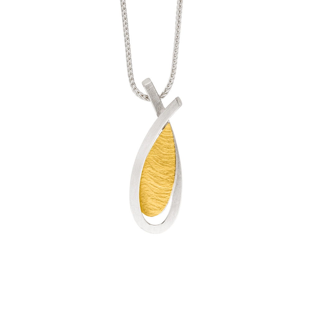 zilveren collier van 45 cm met hanger van zilver met 18 kt. goudinleg.