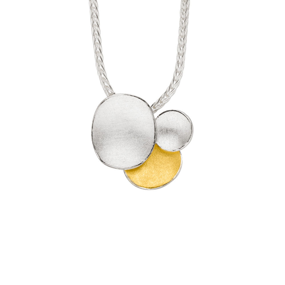 Zilveren collier van 45 cm lengte met hanger. 
Hanger heeft 18 kt. goud inleg.