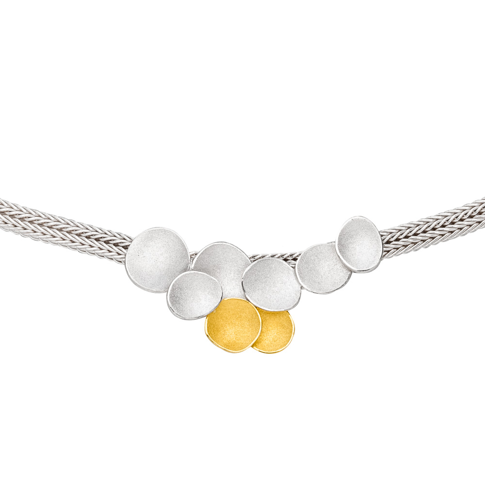 Zilveren choker met vossenstaart schakel en ornament van zilver met 18kt. gouden inleg.