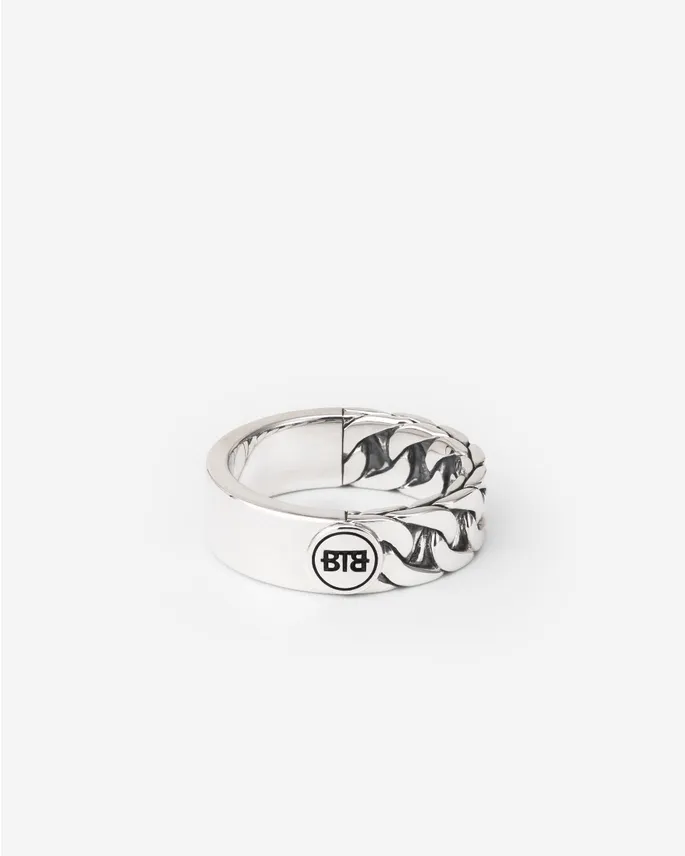 Buddha to Buddha 340 16 Esther Dual Ring Zilver

De Esther Dual Ring is vervaardigd uit gerecycled zilver. Dankzij de combinatie van een gladde zijde en het geweven Esther-patroon is deze ring graveerbaar. Laat jouw persoonlijke verhaal versmelten met deze veelzijdige ring. Deze ring is groter dan de Esther Mini en Small Dual Ring, en daardoor perfect te combineren met andere sieraden uit de Esther-collectie van Buddha to Buddha. Ontworpen in Amsterdam en op duurzame wijze geproduceerd in Zuidoost-Azië. Wij geloven dat je alles in het leven moeten vieren, vind jij dat ook?

Eigenschappen
Maat	16
Collectie	Esther
Materiaal	Gerecycled 925 sterling zilver
Breedte mm	7
Geslacht	Unisex