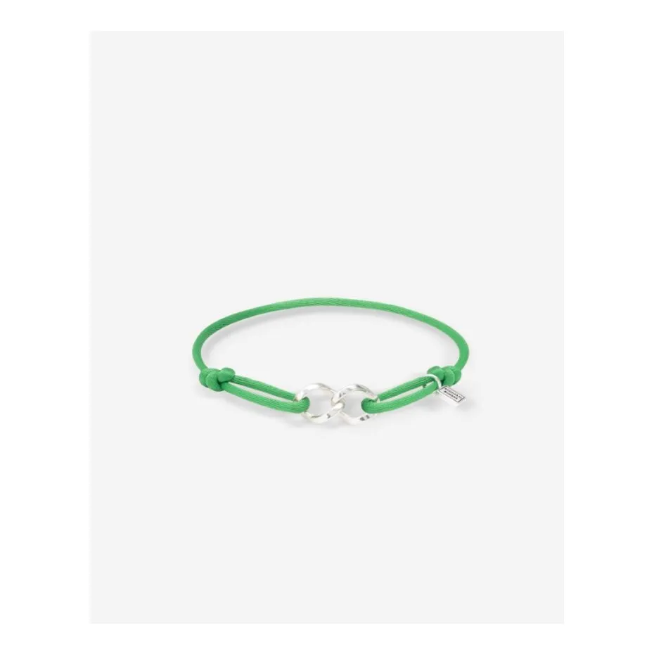 De Chain XS Koord Armband in Zilver Buddha Groen is zorgvuldig ontworpen met de iconische Chain structuur. Voorzien van een iconische logotag en een koord vervaardigd uit hoogwaardig 100% polyester. Gecertificeerd volgens OEKO-TEX voor kwaliteit en in overeenstemming met REACH-normen; een doordachte toevoeging op jouw Buddha-collectie.