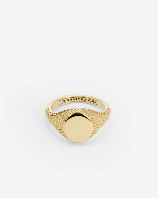 Maak kennis met de unieke Ellen Zegelring. Deze ring heeft een klassieke vorm met onze iconische Ellen-structuur, die het vakmanschap van ons merk vertegenwoordigt. De gladde bovenkant van de ring maakt het ideaal voor graveren en personaliseren. Hierdoor is het een perfect geschenk voor je dierbaren en kun je jouw persoonlijke verhaal vertellen met dit iconische sieraad. Ontworpen in Amsterdam en handgemaakt in Zuid-Oost Azië van gerecycled zilver met een premium goudlaag van 3.0 micron. De laag goud is gemiddeld 5 maal dikker dan reguliere gold plated items en gemaakt van 18-karaat goud. Welk persoonlijk verhaal ga jij vertellen met deze statement Ellen Zegelring?