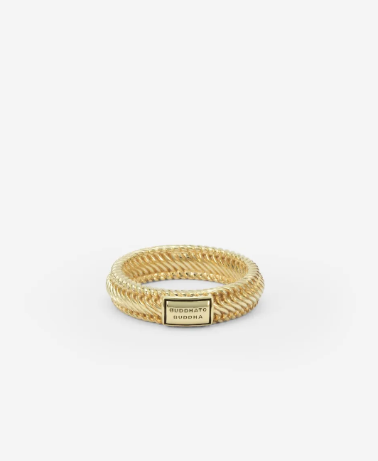 De Edwin collectie is een van de meest populaire ontwerpen en ook verkrijgbaar in de vorm van deze prachtige ring. De Edwin Mini Ring is gedetailleerd met een krachtige uitstraling. Met zijn fijne textuur en breedte is deze ring geschikt voor iedereen. Ontworpen in Amsterdam en handgemaakt in Zuid-Oost Azië van gerecycled zilver met een premium goudlaag van 3.0 micron. De laag goud is gemiddeld 5 maal dikker dan reguliere gold plated items en gemaakt van 18-karaat goud. Ethiek en esthetiek smelten samen in dit product om een leven lang mee te gaan