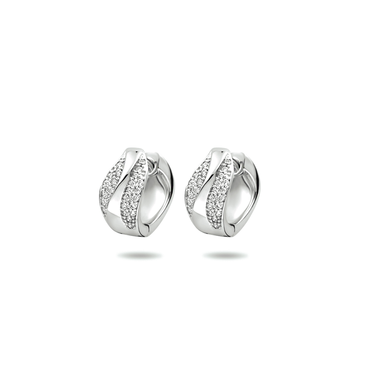 Gerhodineerd 925 zilveren klapoorringen uitgevoerd met een schitterend zirkonia vlak. De oorringen hebben een afmeting van 14x7mm.