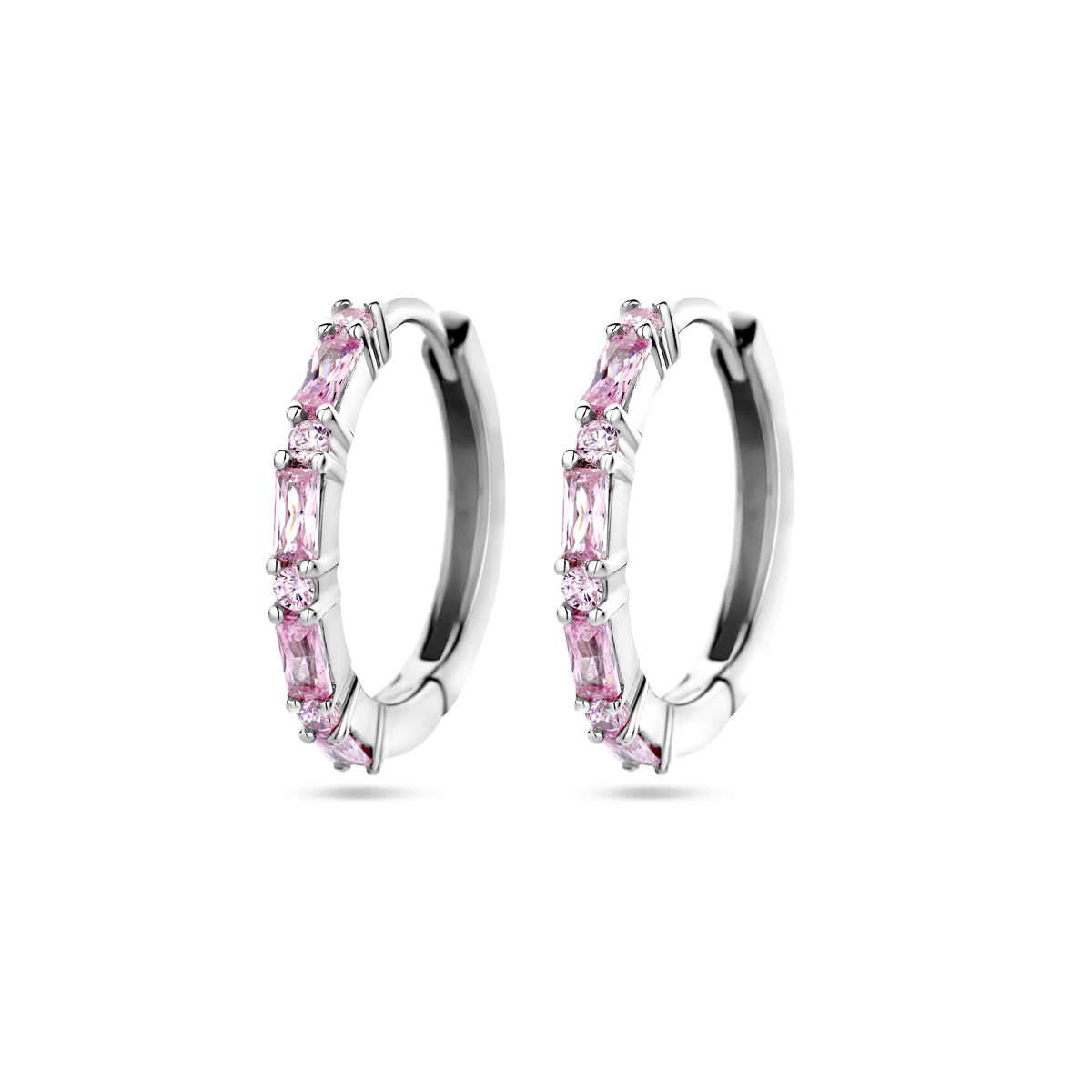 Gerhodineerd 925 zilveren klapoorringen uitgevoerd met roze zirkonia. De klapoorringen hebben een afmeting van 17x2mm.