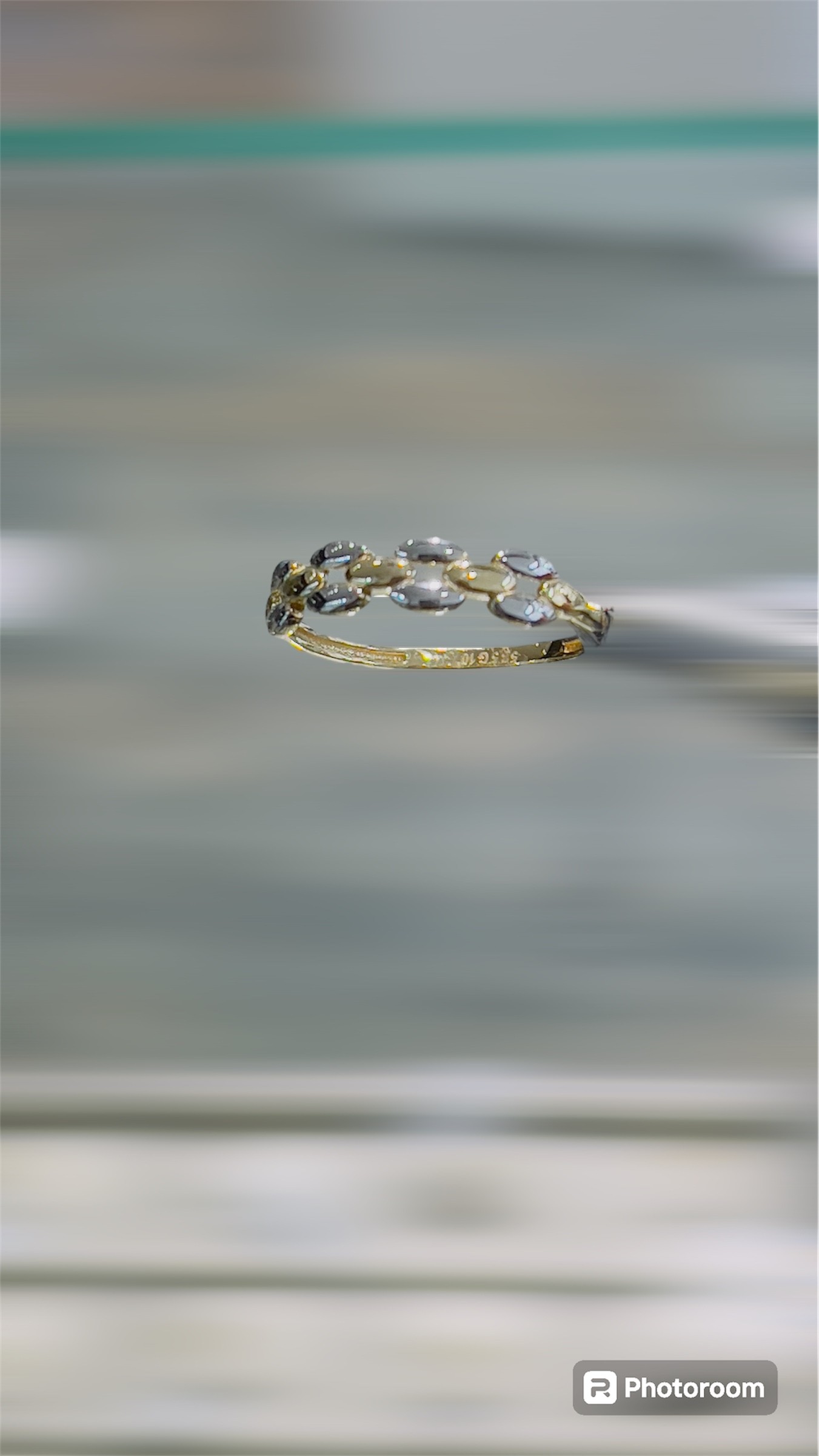 Ben je klaar om te stralen met deze prachtige ring? Deze ring is voorzien van schitterende details en is een ware eyecatcher. Door de veelzijdige designs is dit juweel perfect voor elke gelegenheid. Combineer het eenvoudig met elke outfit voor een glamoureuze look. Met dit juweel voel je je gegarandeerd zelfverzekerd en stralend! Bestel nu en laat je innerlijke schoonheid schitteren.