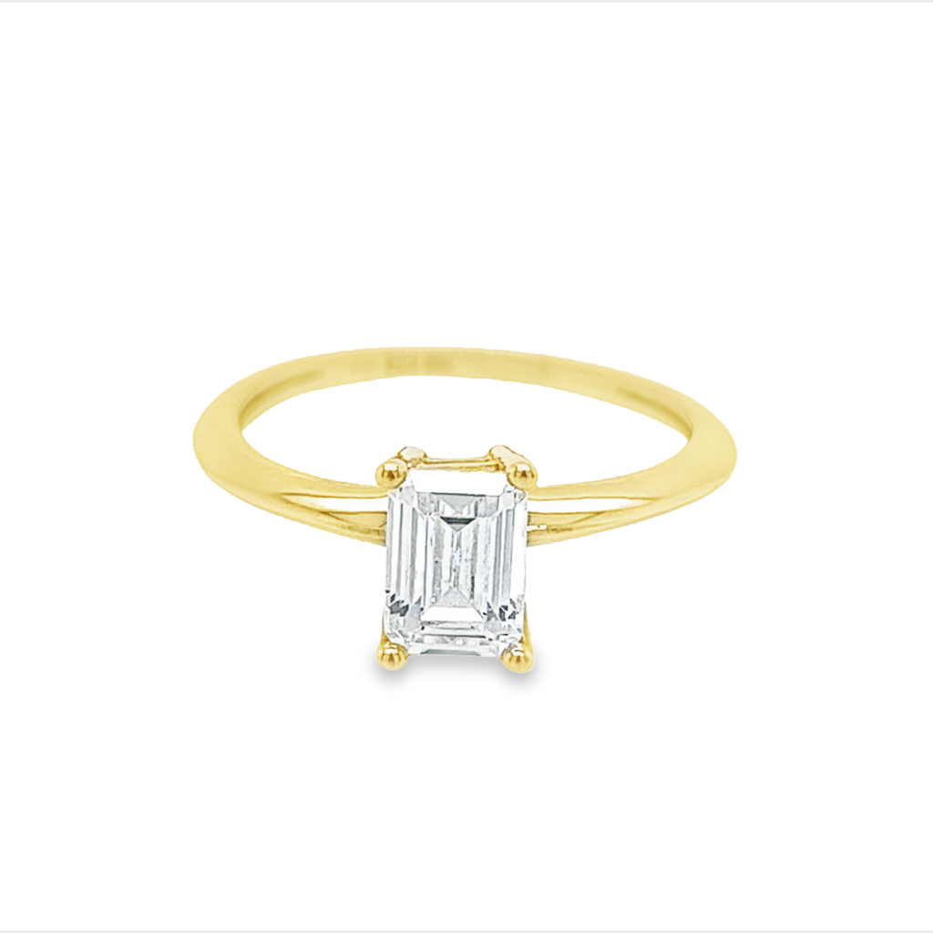 Deze prachtige geelgouden ring met Zirkonia Baguette is een echte eyecatcher. De ring is voorzien van heldere, sprankelende stenen en heeft een elegante uitstraling. De baguette geslepen zirkonia stenen vangen het licht op een unieke manier. Draag deze ring solo voor een subtiele glamourlook of combineer het met andere gouden sieraden voor een statement uitstraling. Een must-have voor elke sieradencollectie.