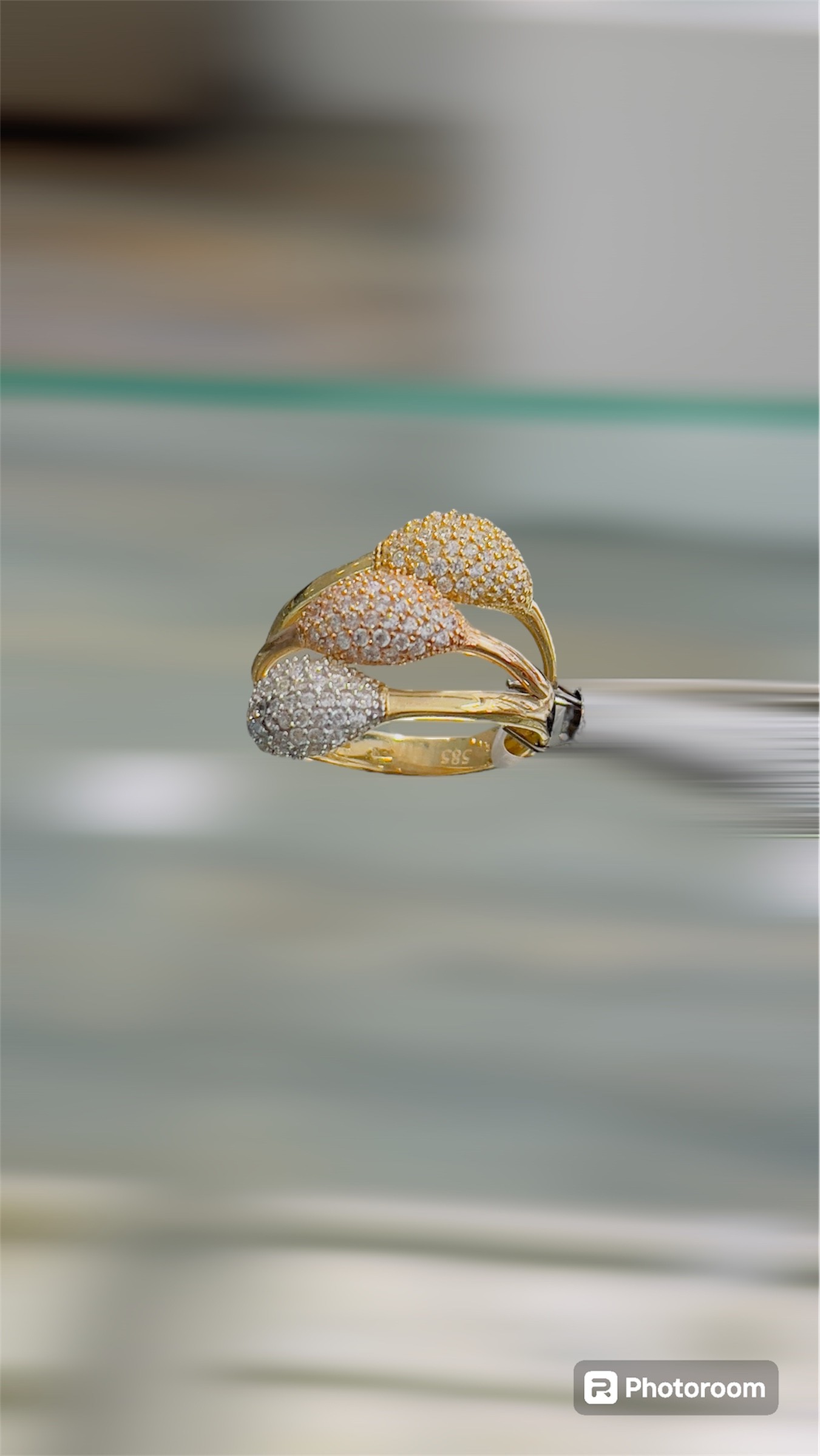 Deze prachtige 3-kleurige ring is een echte eyecatcher! De ring is voorzien van drie verschillende kleuren edelstenen die perfect bij elkaar passen. Draag deze ring solo voor een subtiele touch of mix en match met andere ringen voor een trendy look. Deze ring is perfect voor dagelijks gebruik of voor een avondje uit. Gegarandeerd dat deze ring alle aandacht naar jou toe trekt!