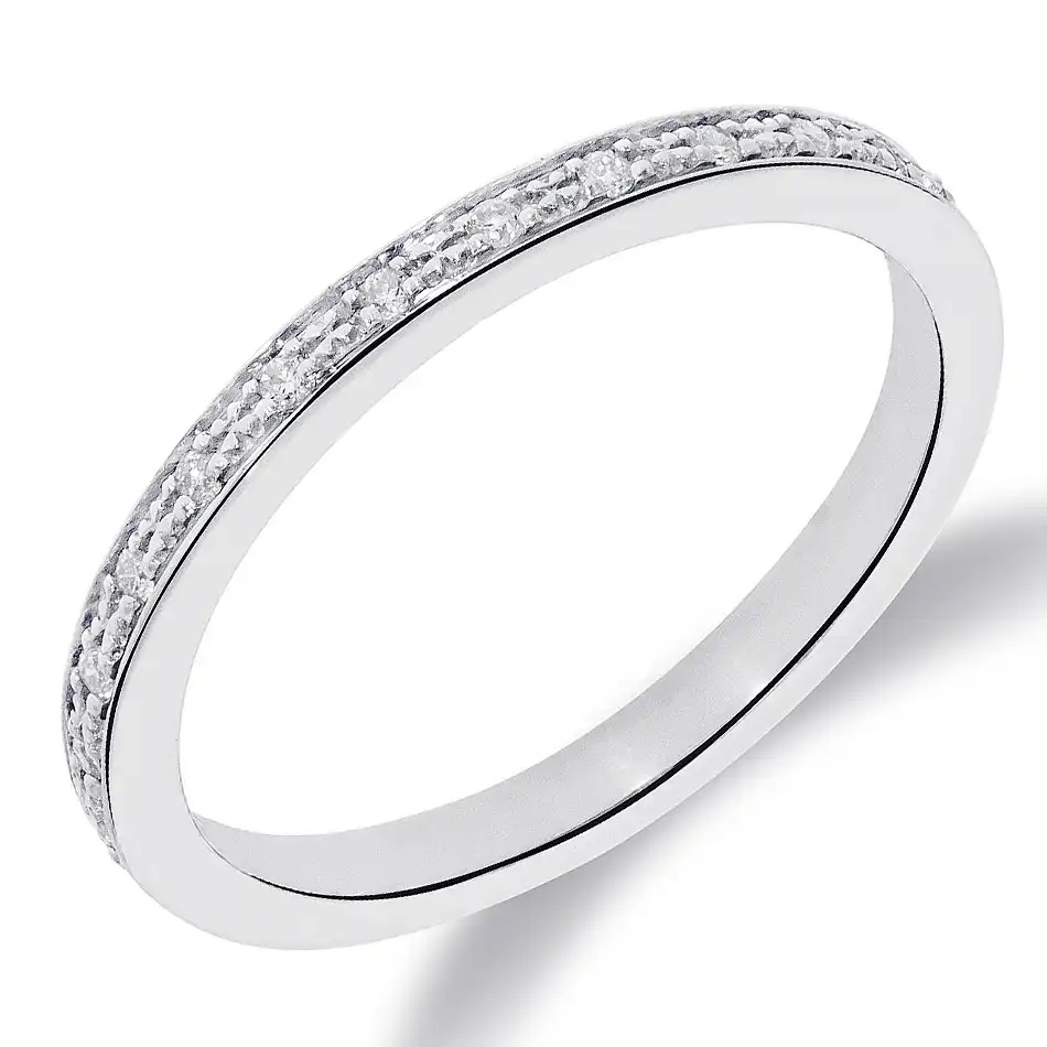 Deze prachtige ring heeft een diamant van 0.13 karaat en is een echte eyecatcher. De ring is subtiel en elegant, perfect voor dagelijks gebruik of voor speciale gelegenheden. Draag het alleen of combineer het met andere ringen voor een trendy en unieke uitstraling. De rijring is gemaakt van hoogwaardig materiaal en zal zeker de aandacht trekken.