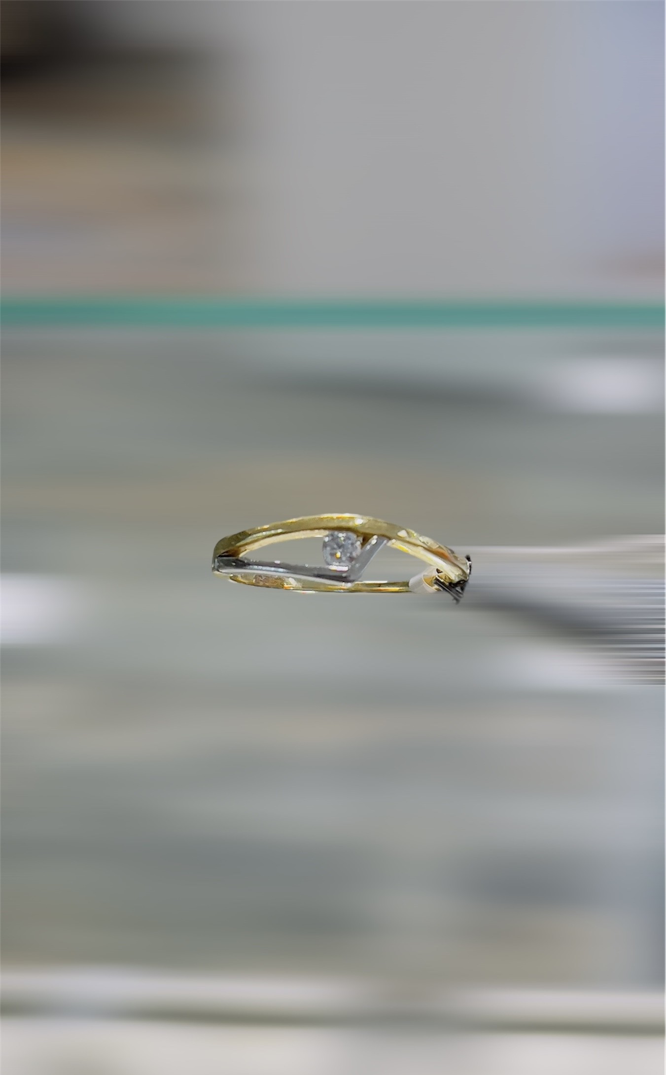 Deze fantasiering is gemaakt van 14 karaat goud met zirkonia steen, wat zorgt voor een luxe uitstraling. De ring heeft een uniek en opvallend design dat perfect is voor speciale gelegenheden. Draag hem alleen voor een subtiele touch of combineer hem met andere sieraden voor een statement look. Een must-have voor elke moderne vrouw die houdt van elegantie en stijl.