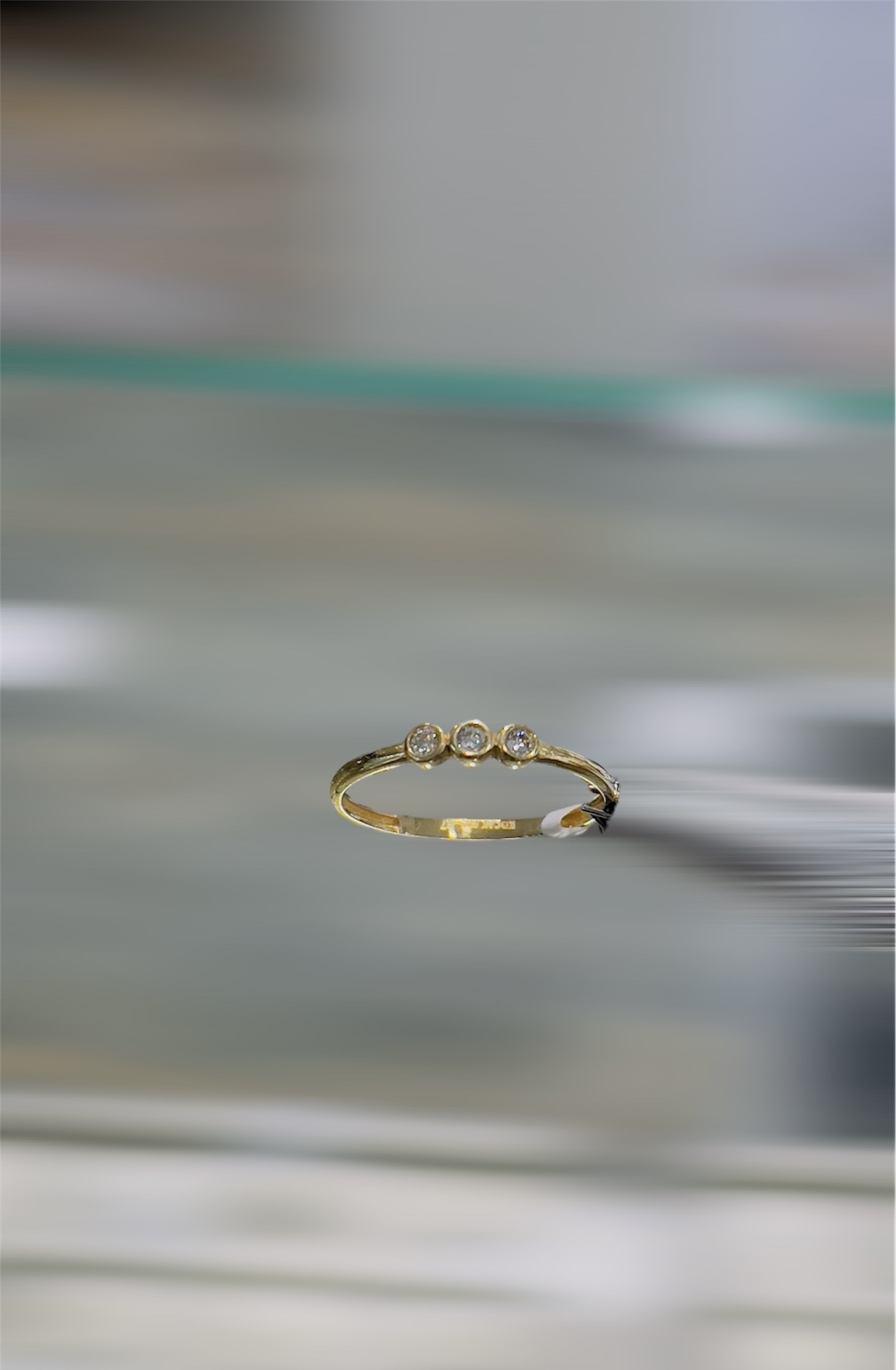 Deze prachtige ring is gemaakt van hoogwaardig zirkonia, dat een schitterende glans en duurzaamheid biedt. De ring heeft een tijdloos ontwerp dat perfect is voor elke gelegenheid. Draag hem alleen voor een subtiele touch of combineer hem met andere ringen voor een trendy look. De beste manier om deze ring te dragen is om hem te combineren met andere stukken voor een unieke en persoonlijke uitstraling. Bestel deze mooie ring nu voor een onmisbare toevoeging aan je sieradencollectie!
