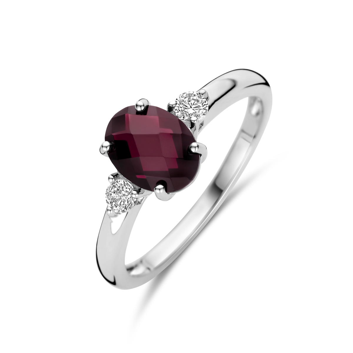 Gerhodineerd 925 zilveren ring uitgevoerd met granaat en zirkonia. De ring heeft een breedte van 8mm. De granaat heeft een afmeting van 8x6mm en de zirkonia van 2.5mm.