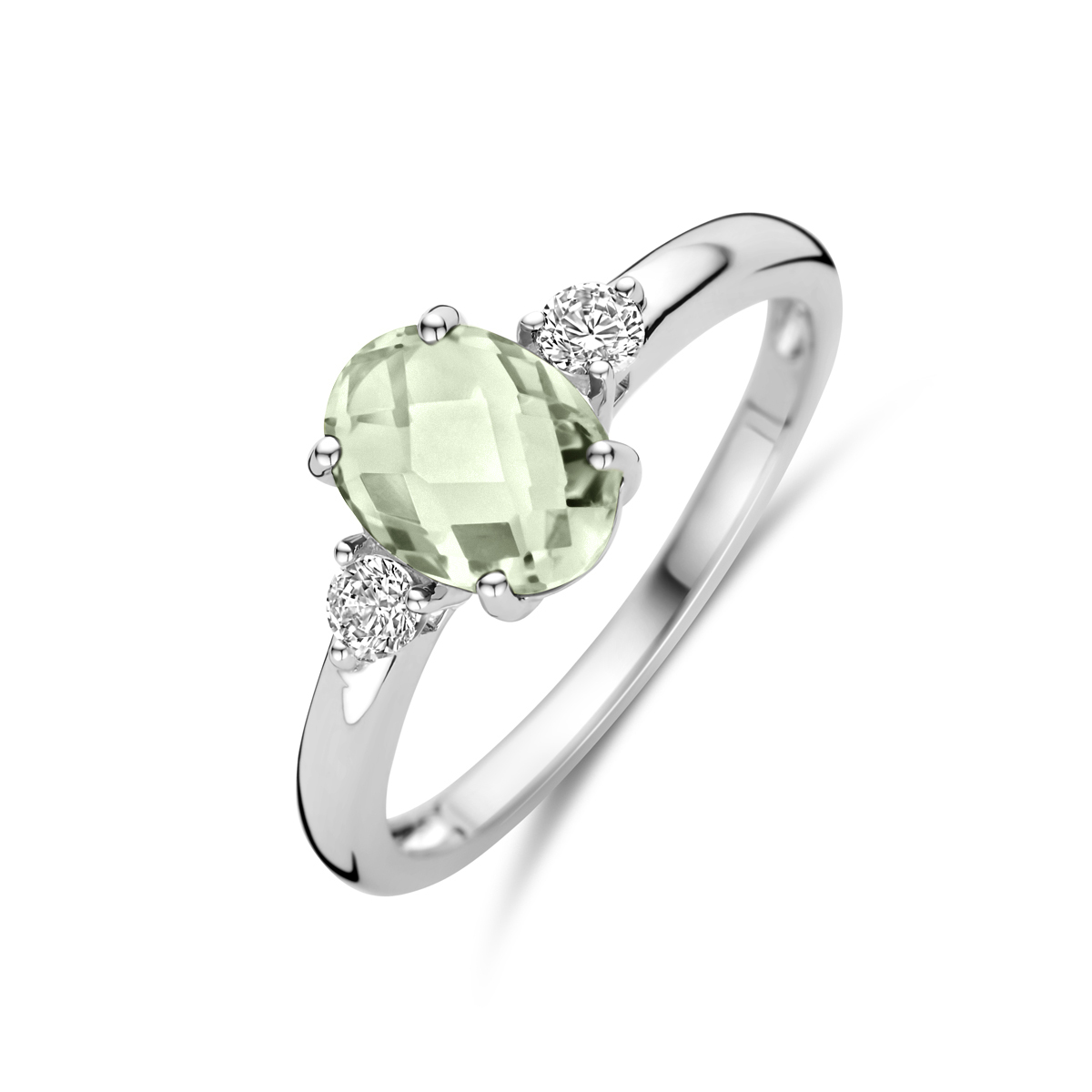 Gerhodineerd 925 zilveren ring uitgevoerd met groen amethist en zirkonia. De ring heeft een breedte van 8mm. De groen amethist heeft een maat van 8x6mm en de zirkonia van 2.5mm.