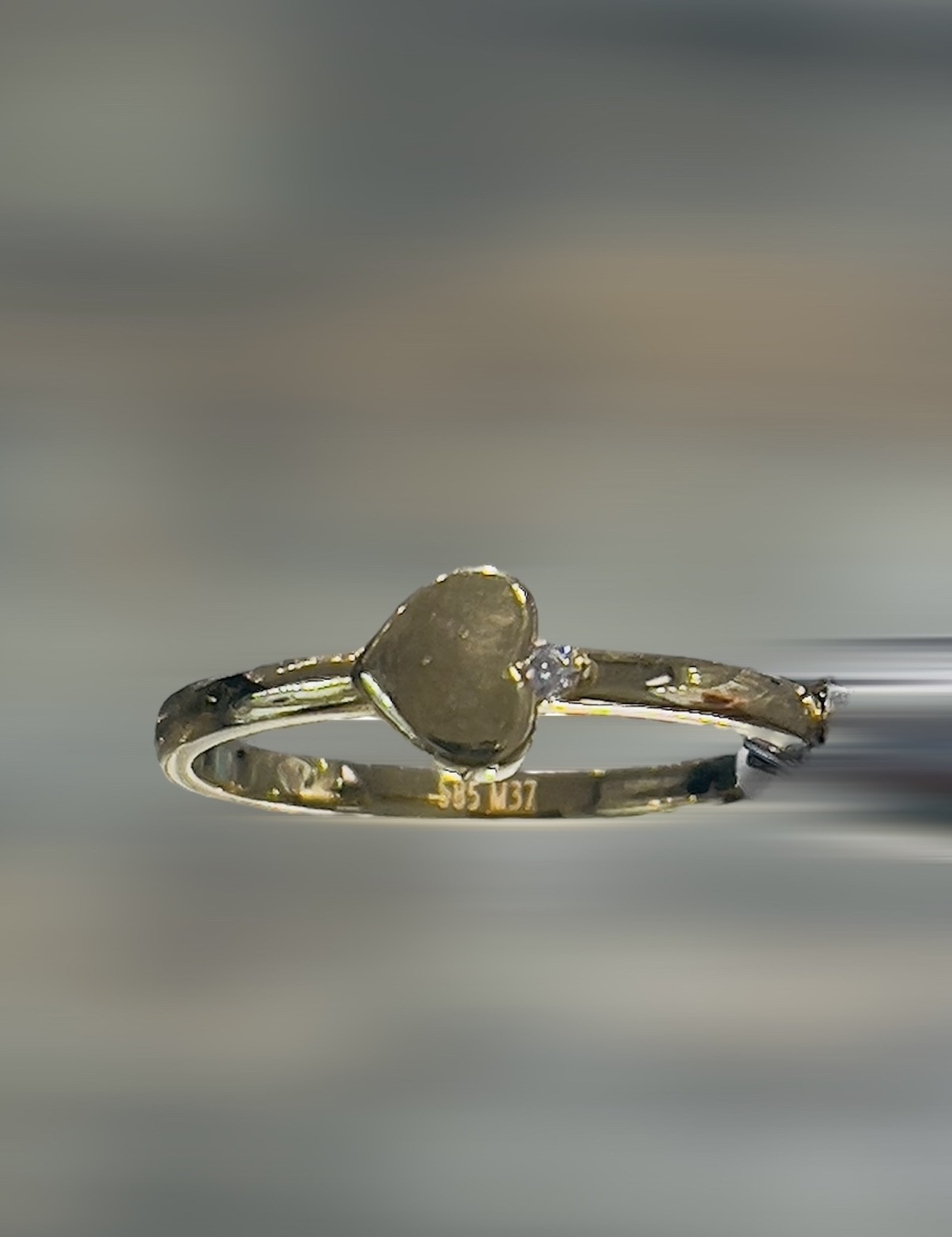 Deze prachtige HEARTSTONE 14 kr ring is voorzien van een schitterende zirkonia steen. De ring is gemaakt van 14 karaats goud en heeft een elegante uitstraling. Het beste manier om deze ring te dragen is om hem te combineren met andere gouden sieraden voor een luxe en stijlvolle look. Voeg deze ring snel toe aan je collectie voor een vleugje glamour!
