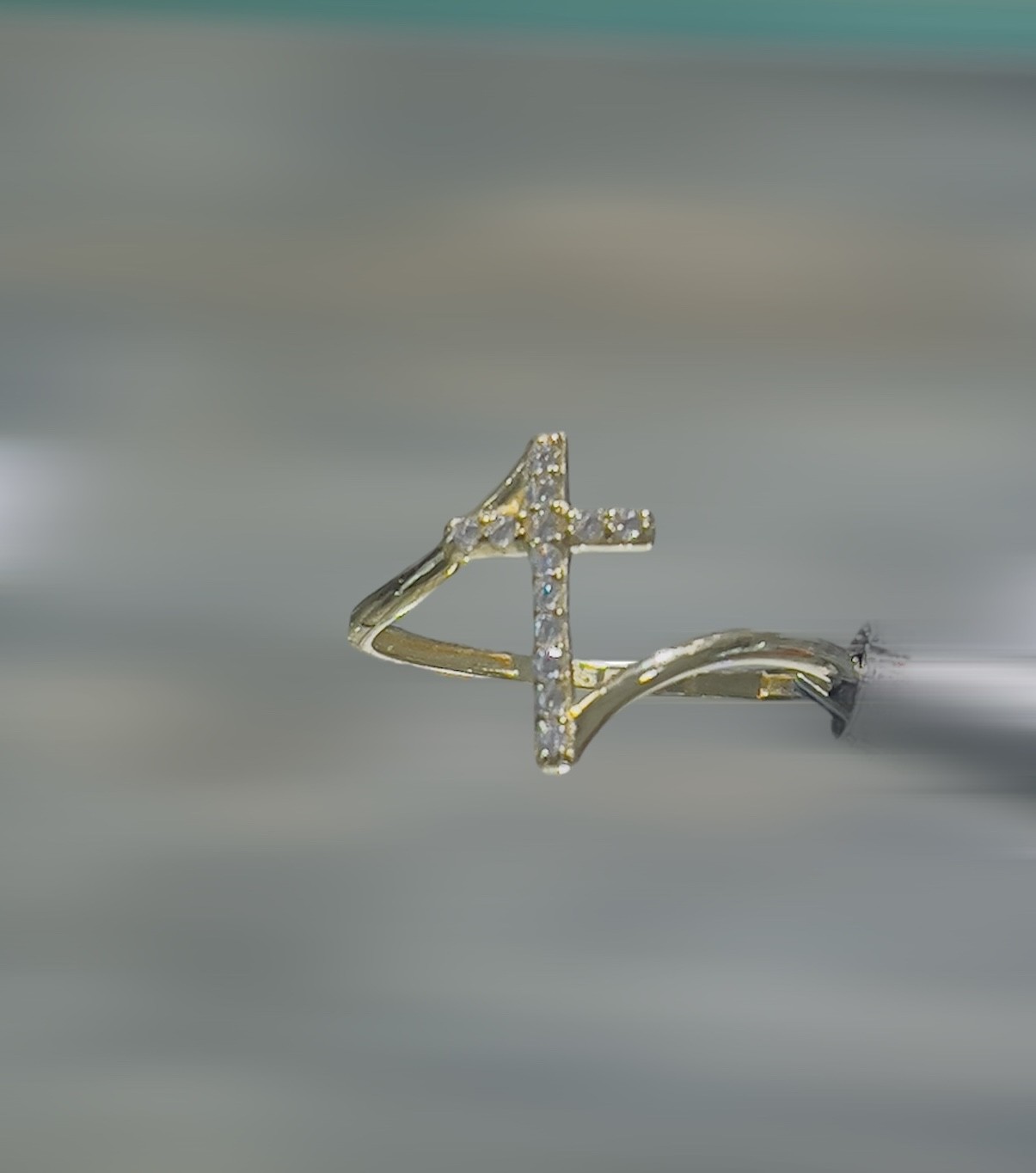 Deze prachtige kruisring van 14 karaat goud is voorzien van schitterende details en een tijdloos ontwerp. De ring is perfect voor dagelijks gebruik of voor speciale gelegenheden. Draag hem alleen of combineer hem met andere ringen voor een trendy look. De ring is verkrijgbaar in verschillende maten en is een must-have voor elke sieradencollectie. Geef je outfit een extra touch met deze schitterende kruisring!