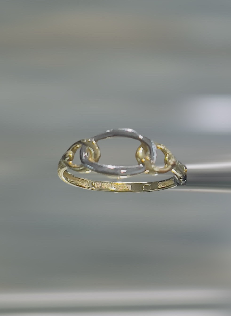 Deze prachtige schakelring is gemaakt van 14 karaats bi-color goud, wat zorgt voor een unieke en stijlvolle uitstraling. Het ringontwerp is tijdloos en past bij elke outfit, van casual tot chique. De ring kan zowel op zichzelf gedragen worden als in combinatie met andere sieraden voor een gelaagde look. Een echte eyecatcher voor elke gelegenheid!