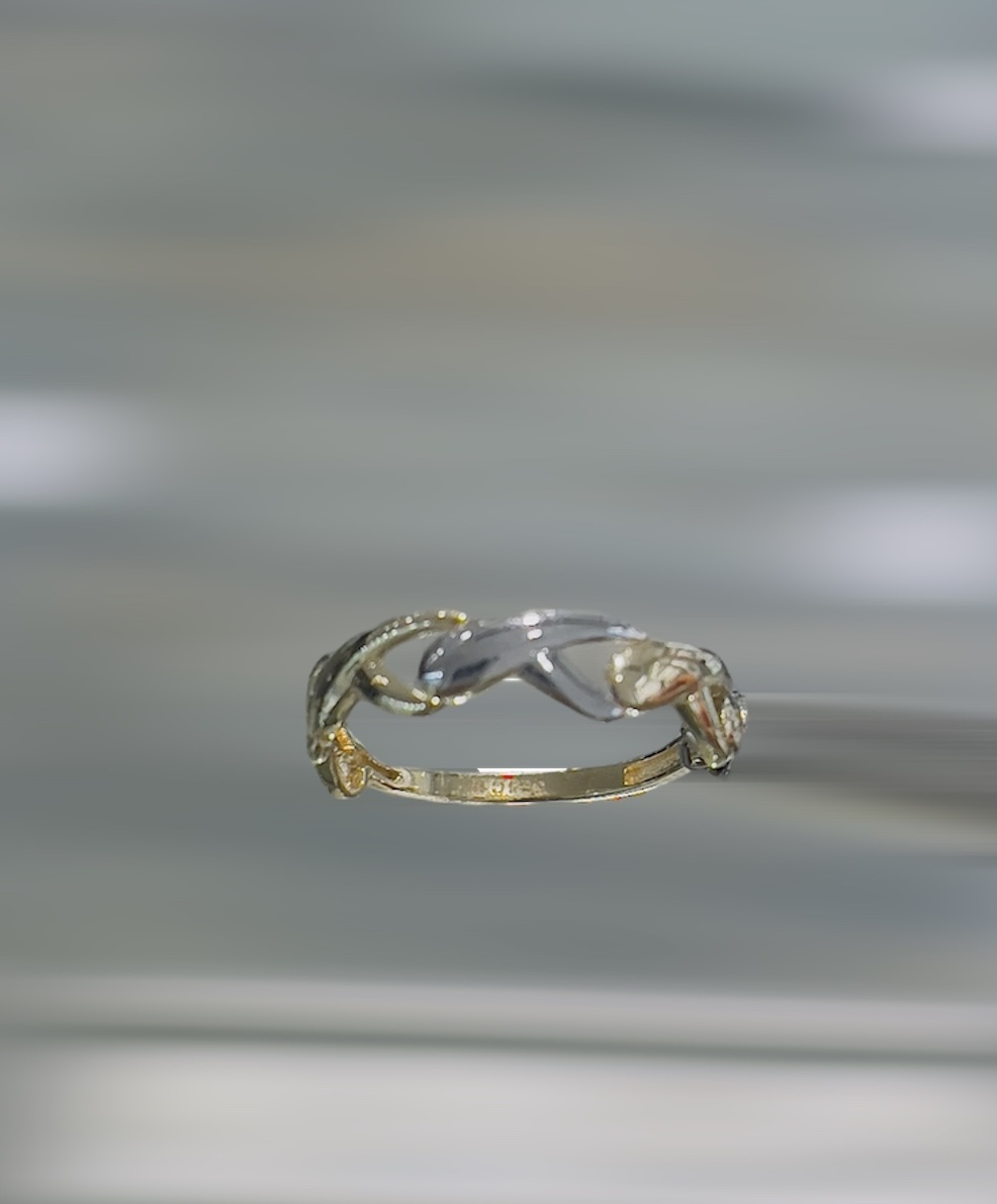 Deze prachtige fantasie ring is gemaakt van 14 karaats goud en is voorzien van unieke en verfijnde details. De ring heeft een elegante uitstraling en is perfect voor dagelijks gebruik of speciale gelegenheden. Draag hem alleen voor een subtiele look of combineer hem met andere gouden sieraden voor een meer opvallende uitstraling. Deze ring is een tijdloze toevoeging aan je sieradencollectie.