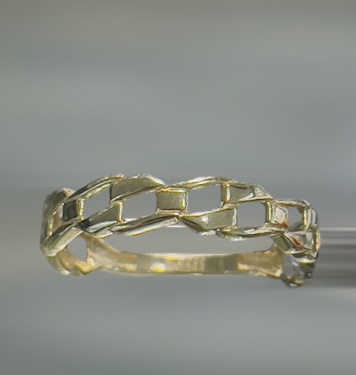 Deze prachtige 14 karaat geelgouden schakelring is een ware eyecatcher. De ring heeft een uniek design en is perfect voor dagelijks gebruik of voor speciale gelegenheden. De ring past perfect bij zowel casual als formele outfits en is een tijdloze toevoeging aan je sieradencollectie. Draag de ring alleen voor een subtiele look of combineer met andere ringen voor een statement style.