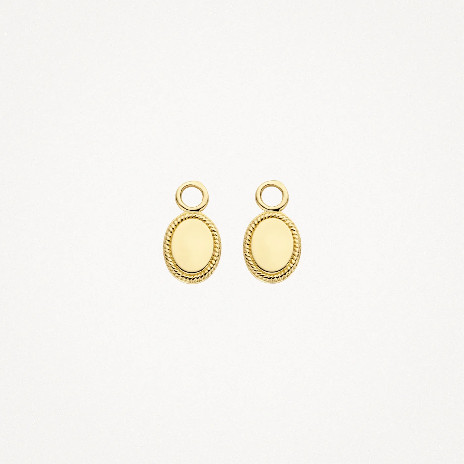 Deze prachtige Blush oorbedels zijn gemaakt van geelgoud in een ovale vorm. Ze zijn tijdloos en elegant, perfect voor dagelijks gebruik of speciale gelegenheden. Draag ze alleen voor een subtiele look of combineer ze met andere oorsieraden voor een meer opvallende stijl. Deze oorbellen zijn een must-have toevoeging aan je sieradencollectie en zullen elke outfit compleet maken.