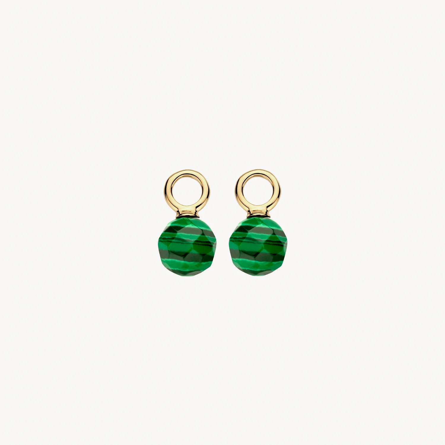 Stylish en speels zijn deze 14k geelgouden oorbedels met facetgeslepen groene malachiet. De doorsnede van de steen is 6,5 mm en het oogje van 2,9 mm schuif je zo om een van de vele oorringen uit onze collectie. Leuk om te mixen en matchen met andere oorsieraden.