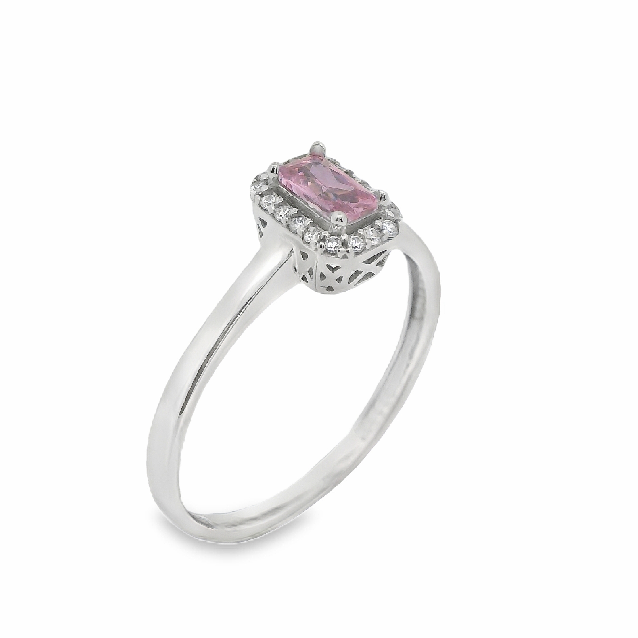 Deze ring van Louis Bros is vervaardigd uit 14 karaat witgoud (1.41 gr.).
Deze ring met een roze zirkonia in het midden en omringd door witte zirkonia straalt verfijning en romantiek uit. De zachtroze tint van de centrale zirkonia vormt een prachtig contrast met de sprankelende witte zirkonia's eromheen, terwijl het witgoud de elegante uitstraling van de ring versterkt. Dit stijlvolle sieraad is perfect voor wie houdt van een subtiele maar opvallende combinatie van kleuren, en is ideaal voor zowel speciale gelegenheden als dagelijks gebruik.
De ring is verkrijgbaar in meerdere afmetingen.