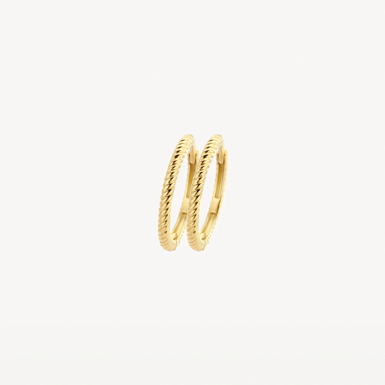 Alsof een gouden draad zich eromheen heeft gewikkeld: dat geeft deze ronde 14k geelgouden oorringen een heel speelse uitstraling. De doorsnede is 14 mm en de oorringen staan prachtig op zichzelf, maar matchen ook mooi met andere (oor)sieraden uit onze collectie.