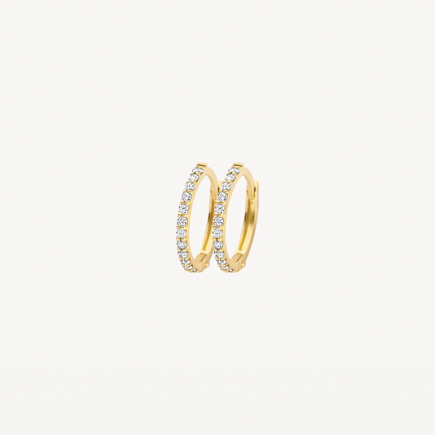 Deze prachtige blush klapoorringen zijn gemaakt van goud en hebben zirkonia stenen voor extra glans. De ringen hebben een elegante uitstraling en zijn perfect voor dagelijks gebruik of speciale gelegenheden. Draag ze alleen voor een subtiele touch of combineer ze met andere oorbellen voor een statement look. Een tijdloos en veelzijdig stuk voor elke sieradencollectie.