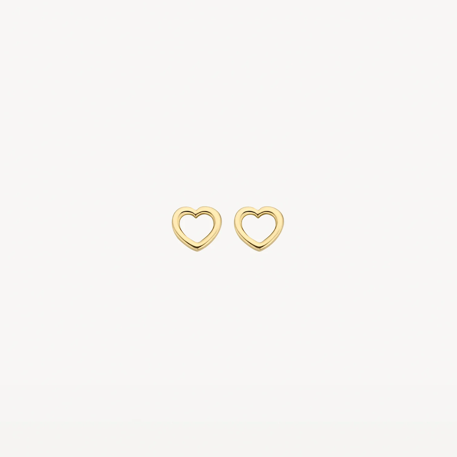 Deze oorknoppen in hartvorm zijn 4,8 mm hoog en gemaakt van 14k geelgoud. Het perfecte liefdevolle cadeau aan jezelf of een ander en prachtig te combineren met andere (oor)sieraden uit onze collectie.