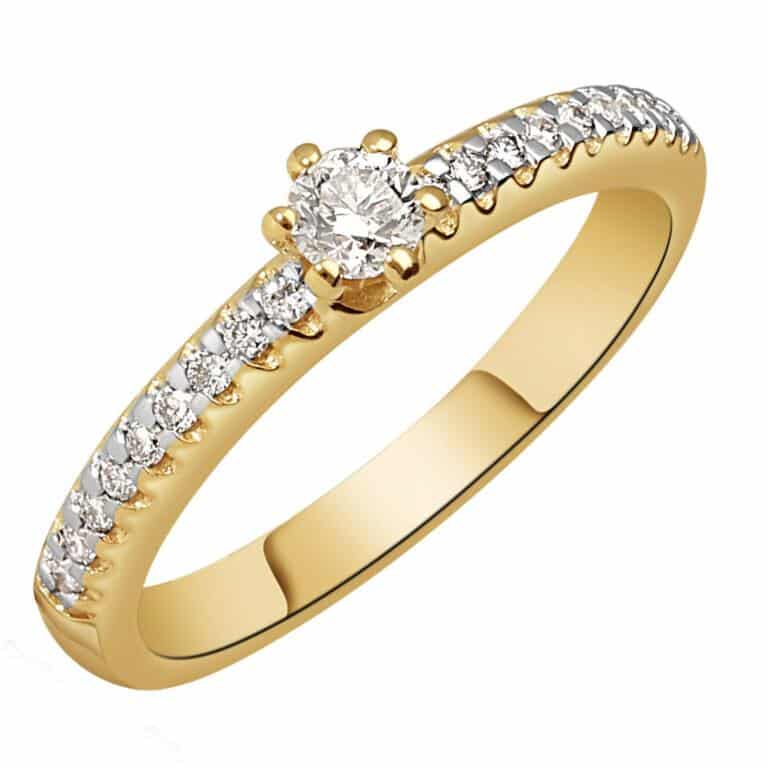 Deze prachtige diamanten ring is voorzien van schitterende edelstenen en heeft een elegant en tijdloos ontwerp. Het is perfect voor dagelijks gebruik of voor speciale gelegenheden. De ring voegt een vleugje glamour toe aan elke outfit en is een waardevolle toevoeging aan je sieradencollectie. Draag hem alleen of combineer hem met andere ringen voor een trendy look.