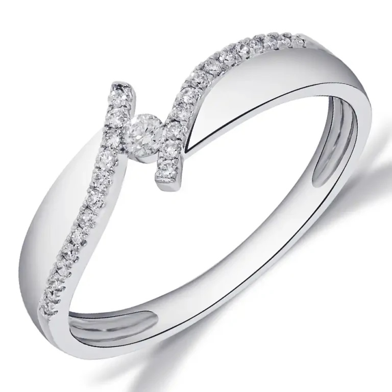 Deze prachtige Fantasie ring is gemaakt van diamant en heeft een uniek design. De ring is perfect om te dragen bij speciale gelegenheden of als een luxe statement piece. Draag deze ring alleen of combineer hem met andere sieraden voor een elegante look. Laat deze adembenemende ring schitteren aan uw hand en voeg wat extra glamour toe aan uw outfit.