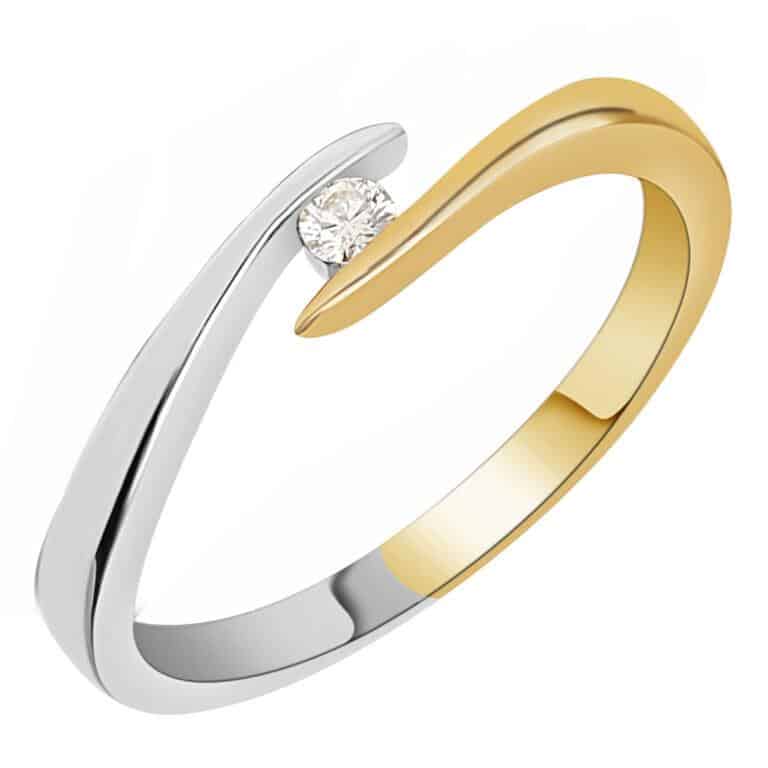 Deze prachtige diamanten ring is voorzien van een schitterende steen en een uniek ontwerp. De ring is perfect om dagelijks te dragen of voor speciale gelegenheden. Draag hem alleen of combineer met andere ringen voor een trendy look. De ring is gemaakt van hoogwaardig materiaal en zal zeker een eyecatcher zijn!

De beste manier om deze ring te dragen is door hem te combineren met andere sieraden voor een complete en opvallende look.