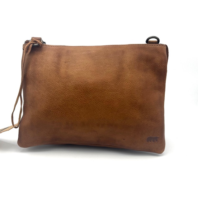 Deze BearDesign Elena crossbody tas in cognac is voorzien van een verstelbare schouderriem, drie ruime binnenvakken met  1handig ritsvak voor kleine items. De tas is gemaakt van hoogwaardig leer en heeft een stijlvolle uitstraling. Draag hem comfortabel over je schouder of als een crossbody tas voor een trendy look. Een must-have accessoire voor elke gelegenheid!

Afmetingen:
Hoogte 19cm x breed 26cm x diep 10cm