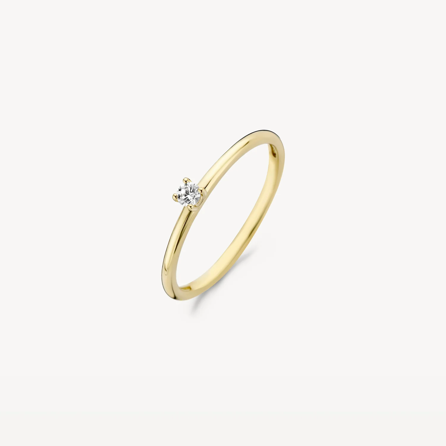 Een sprankelende zirkonia in chatonzetting siert deze stijlvolle ring van 14k geelgoud. De band is 1,3 mm breed en de steen heeft een doorsnede van 2,6 mm. Prachtig te combineren met andere ringen uit onze collectie.