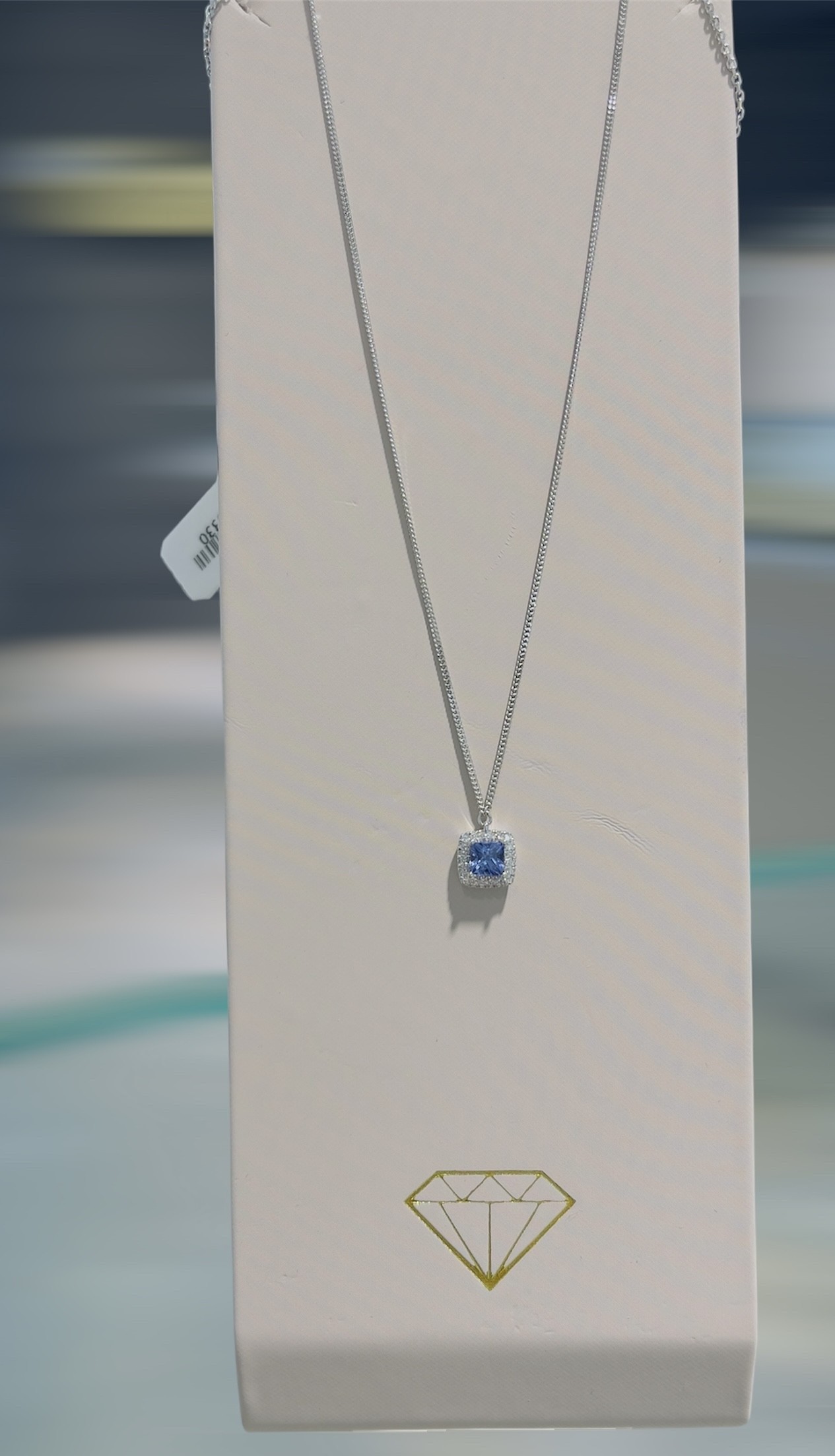 Dit prachtige witgouden collier is versierd met een glinsterende tanzaniet en schitterende diamanten, waardoor het een echte eyecatcher is. De combinatie van de blauwpaarse steen en de sprankelende diamanten straalt elegantie en klasse uit. Het collier is perfect voor speciale gelegenheden en kan zowel overdag als 's avonds gedragen worden. Maak je look compleet met deze schitterende accessoire!